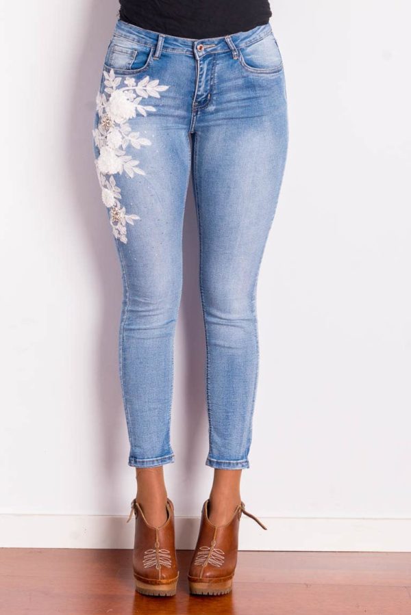 Pantalón vaquero tiro alto, elástico, pitillo con flores bordadas y pailettes. Son comodísimos y no ceden, ni quedan flojos con las puestas!!!