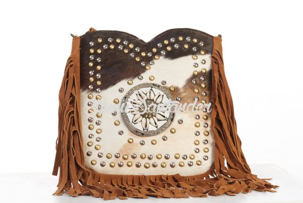 Bolso de cuero hecho a mano totalmente artesanal, con flecos, hebilla y correa regulable para looks Boho Chic y Hippie Chic.