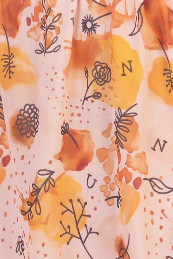 Camiseta de mangas largas que se ajusta a la silueta con un borde arrugado que le da un estilo único para lucir en cualquier momento de esta nueva temporada.