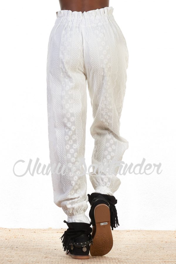 Pantalón de algodón bordado, muy cómodo y fresquito para esta primavera verano, ideal para combinar con blusas o caftanes al tono.