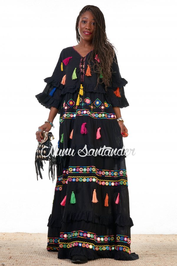 vestido negro borlas