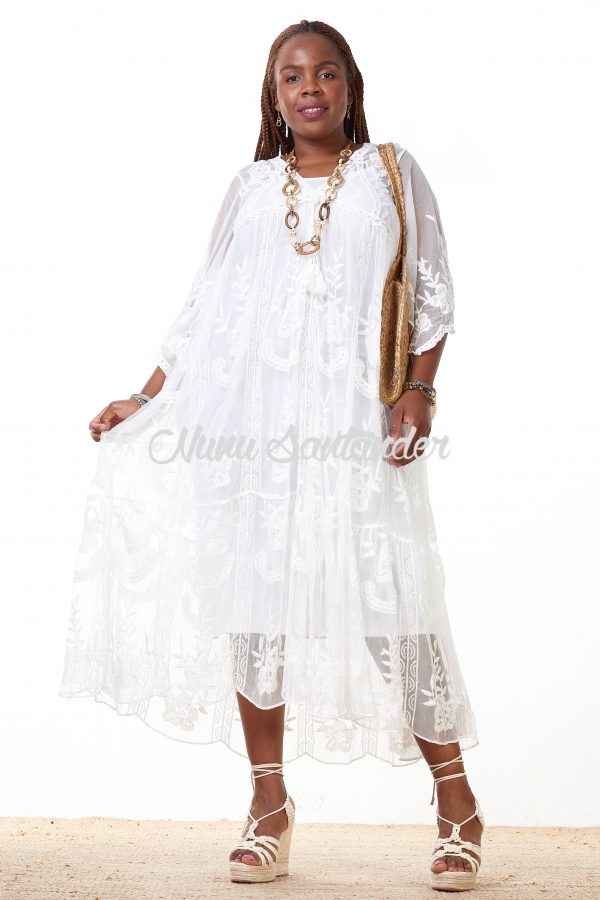 Vestido tipo túnica transparente con bordados. Trae mangas con forma de pétalo, escote en pico y cordón decorativo.