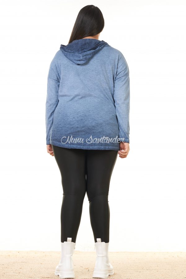 Jersey de algodón estilo sudadera. Trae manga larga y capucha. Detalle de un corazón con estampado de cebra.