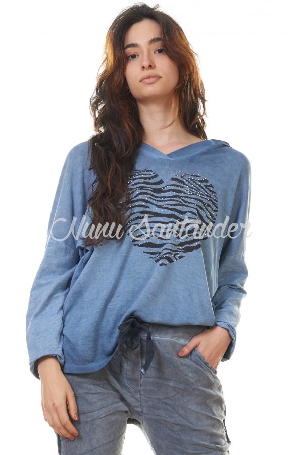 Jersey de algodón estilo sudadera. Trae manga larga y capucha. Detalle de un corazón con estampado de cebra.