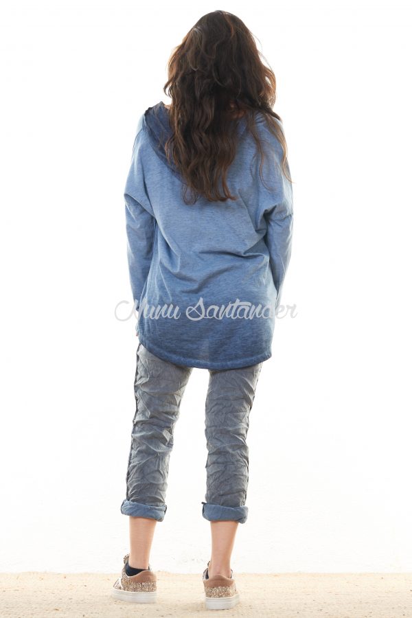 Jersey de algodón estilo sudadera. Trae manga larga y capucha. Detalle de un corazón con estampado de cebra.