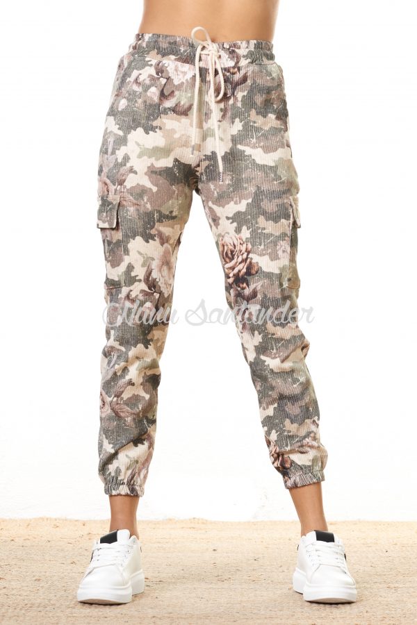 Pantalón estampado de flores estilo militar. Este modelo tiene cintura elástica con cordón para regular. Tiene cuatro bolsillos: dos laterales y dos bajos en forma sobre. Lleva elástico en el tobillo.