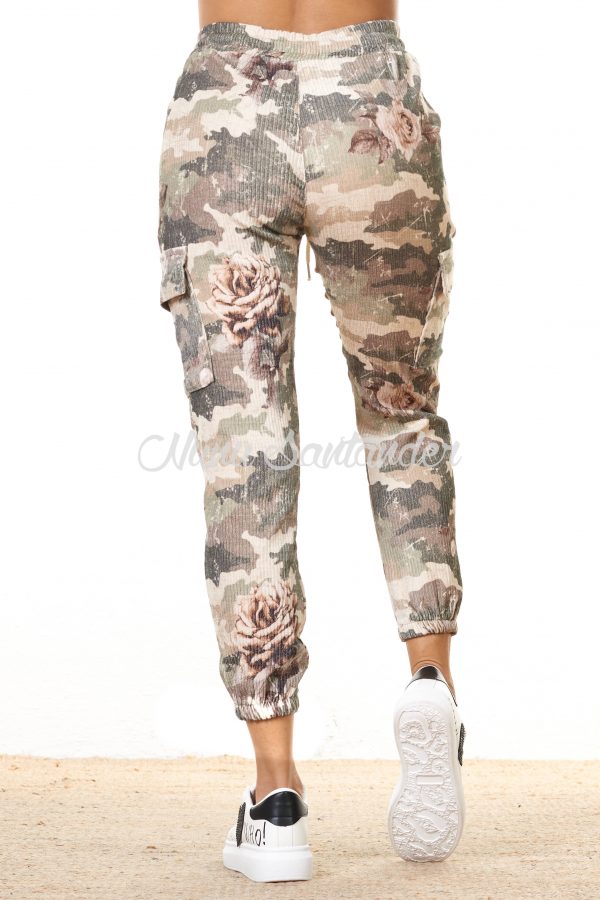Pantalón estampado de flores estilo militar. Este modelo tiene cintura elástica con cordón para regular. Tiene cuatro bolsillos: dos laterales y dos bajos en forma sobre. Lleva elástico en el tobillo.