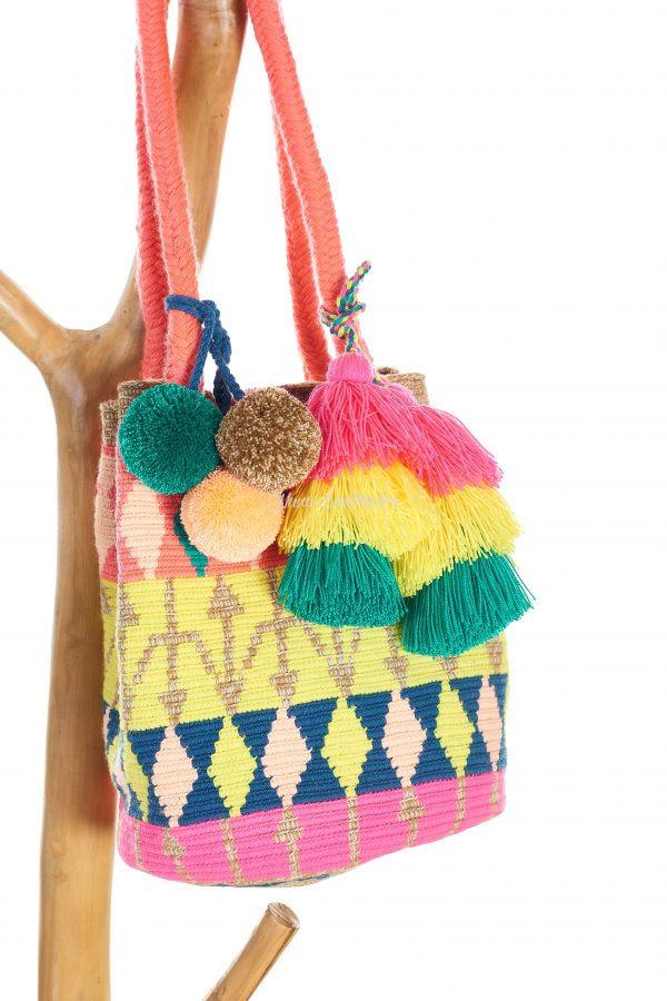 Bolso estilo saco 100% de algodón multicolor con tejido de Wayuu. Cierre exterior mediante imán en solapa e interior mediante un lazo