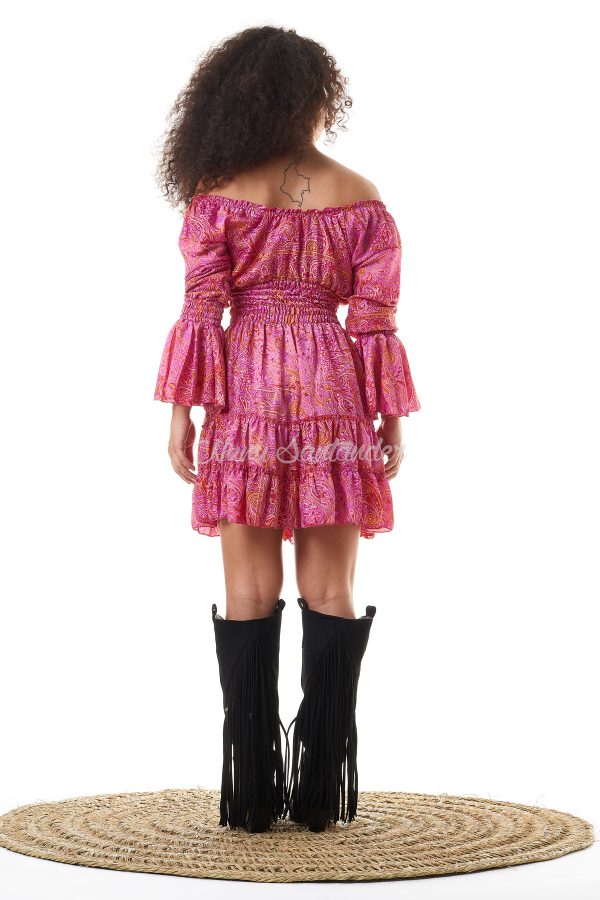Vestido corto de seda con estampado paisley. Trae manga larga con acabado trompeta, escote corazón y caída fluida.