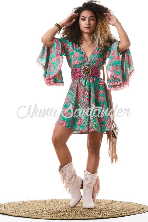 Vestido de seda con estampado floral. Trae manga larga estilo trompeta extra acampanada y escote de pico cruzado.