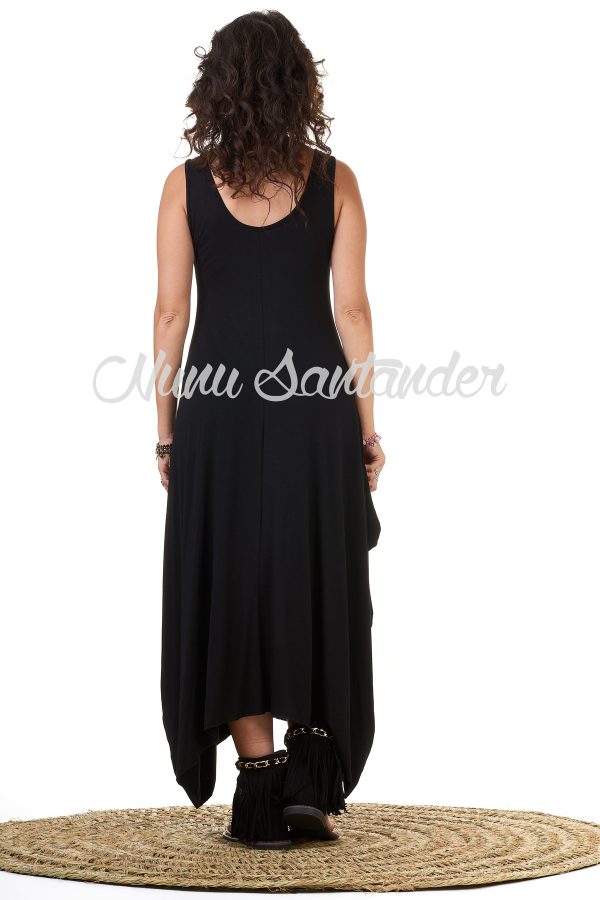 Vestido largo con acabado asimétrico. Trae tirantes y escote redondo tanto en la parte frontal como en la trasera. Detalle de caída en picos.
