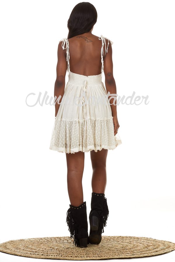 Vestido corto 100% algodón con detalle de puntilla de lunares de nylon. Trae escote pronunciado de triángulo, doble tirante