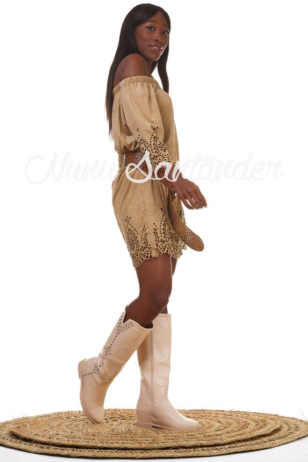 Vestido de antelina con detalle de troquelados en las mangas y en el acabado. Trae escote mexicano con elástico para ajustar