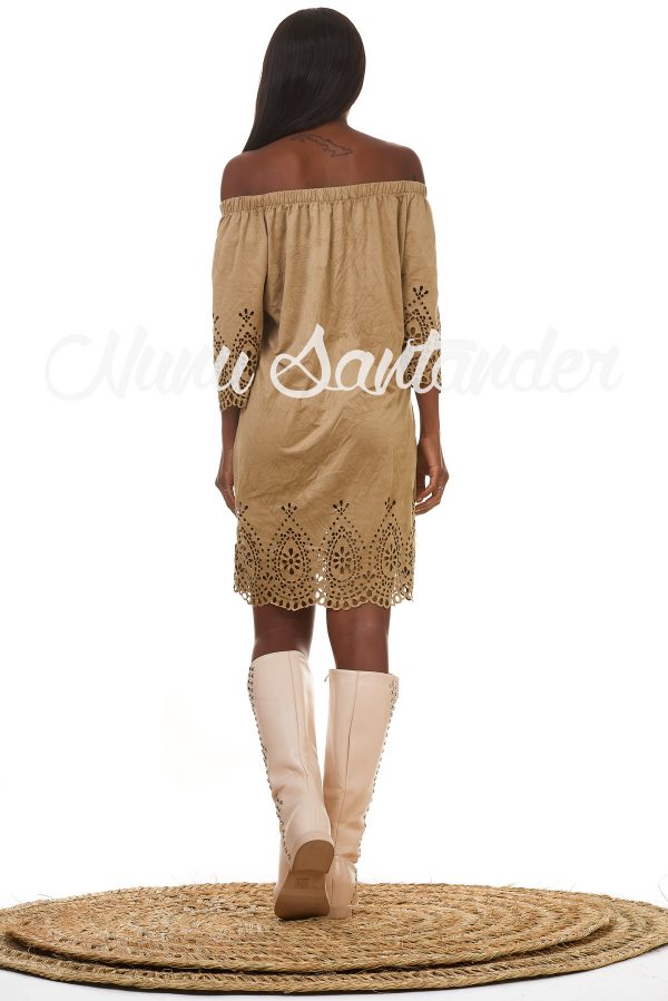 Vestido de antelina con detalle de troquelados en las mangas y en el acabado. Trae escote mexicano con elástico para ajustar