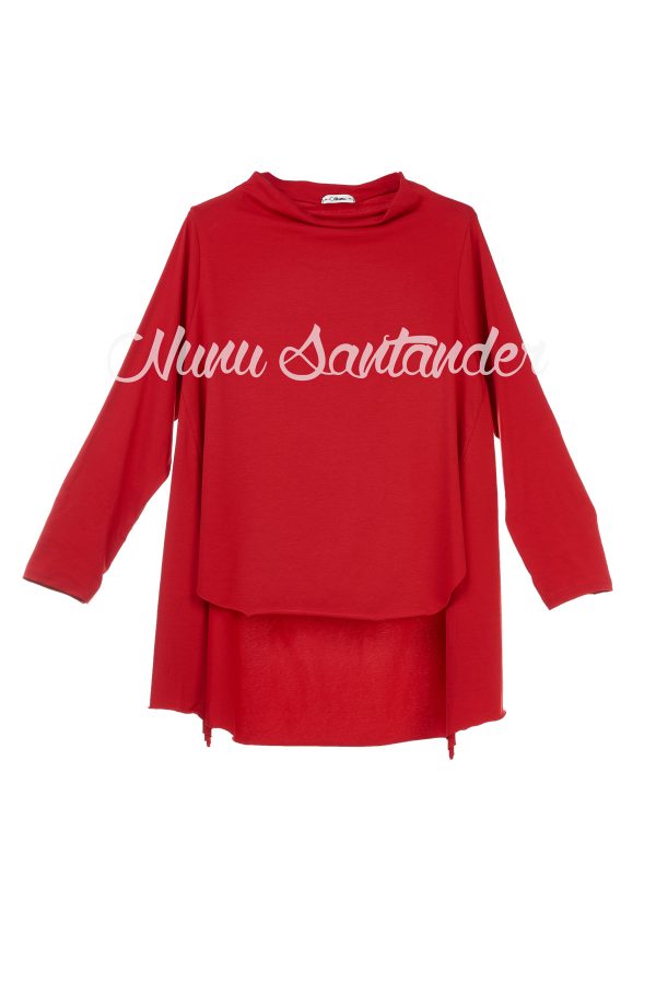 Blusa de algodón con caída asimétrica y detalle de aberturas en ambos laterales. Trae cuello caja y manga larga remangable. Tejido elástico.