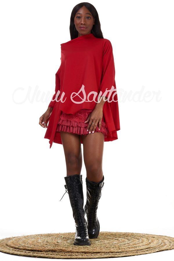 Blusa de algodón con caída asimétrica y detalle de aberturas en ambos laterales. Trae cuello caja y manga larga remangable. Tejido elástico.