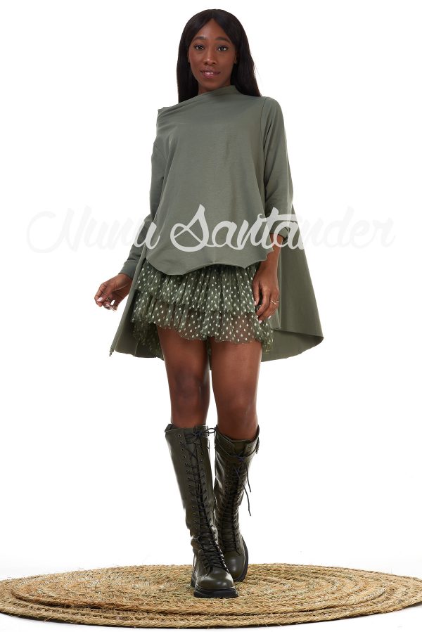 Blusa de algodón con caída asimétrica y detalle de aberturas en ambos laterales. Trae cuello caja y manga larga remangable. Tejido elástico.