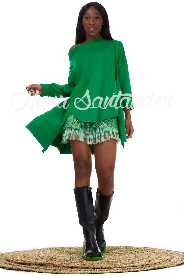 Blusa de algodón con caída asimétrica y detalle de aberturas en ambos laterales. Trae cuello caja y manga larga remangable. Tejido elástico.