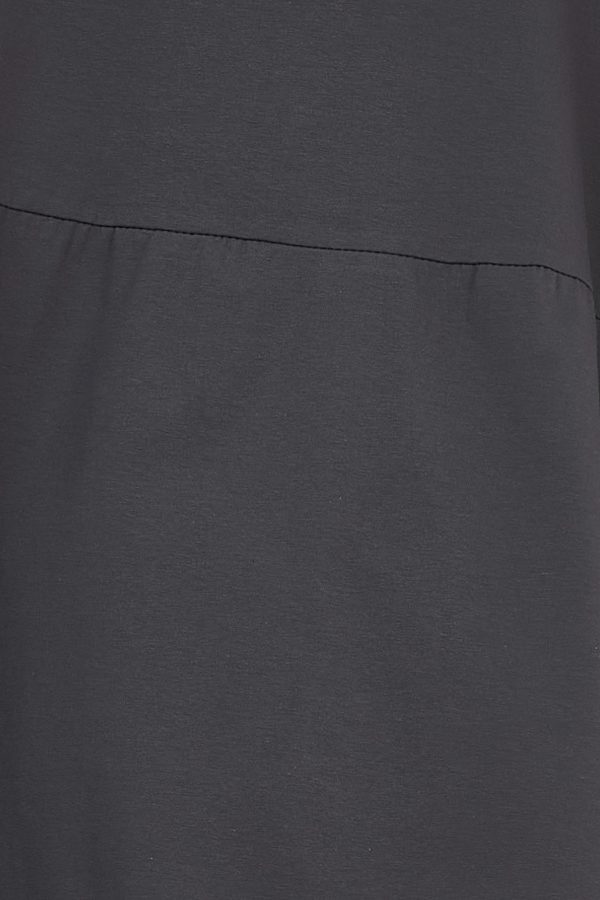 Blusa de algodón con caída asimétrica y detalle de aberturas en ambos laterales. Trae cuello caja y manga larga remangable. Tejido elástico.