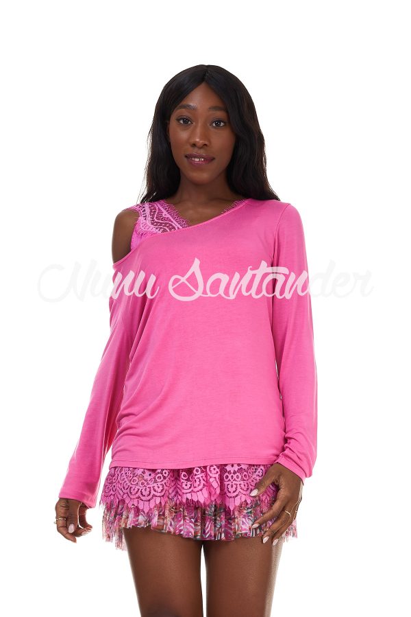 Blusa de tacto suave con modal. Trae manga larga con puños rematados y escote redondo amplio. Tejido elástico.