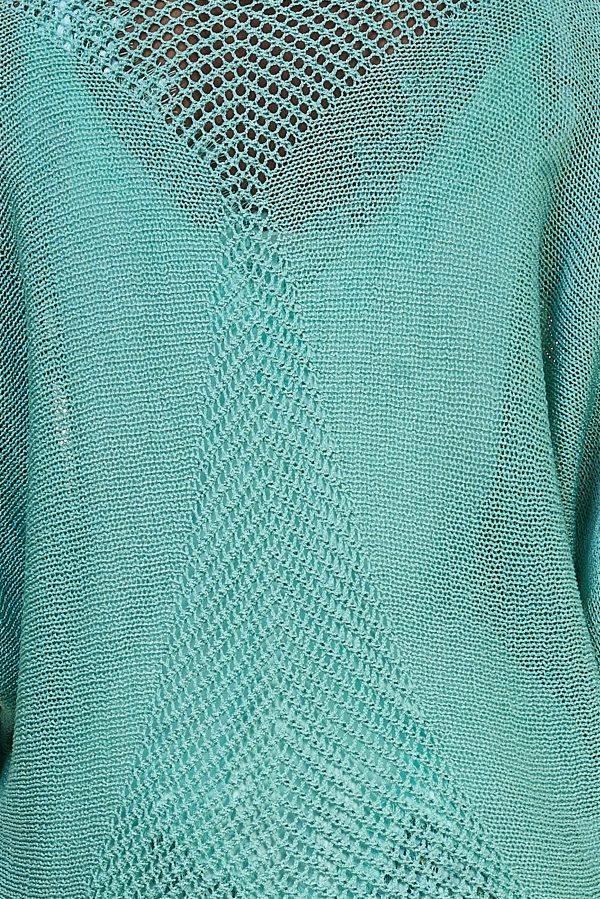 Jersey asimétrico de punto abierto. Trae manga murciélago con puños rematados y estrechos y escote redondo. Detalle de perforados