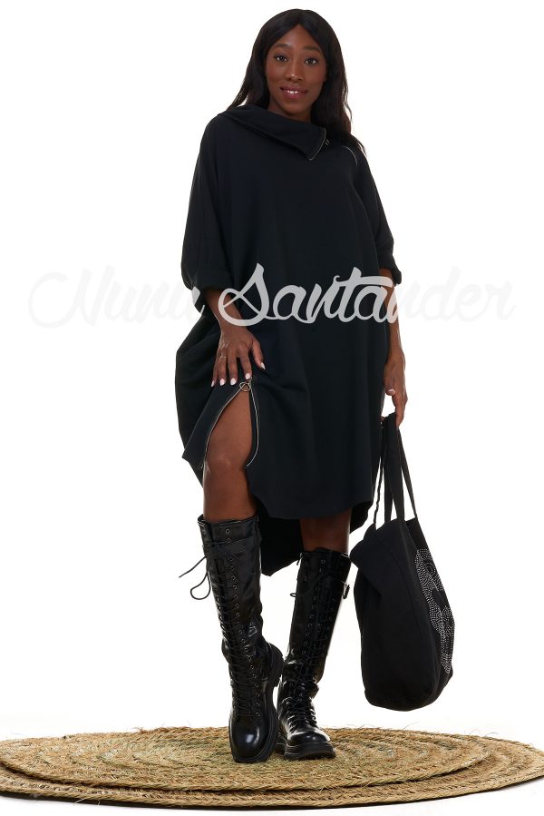 Vestido de corte midi y estilo sporty 100% algodón. Trae manga larga y cuello modulable a través de cremallera. Caída asimétrica
