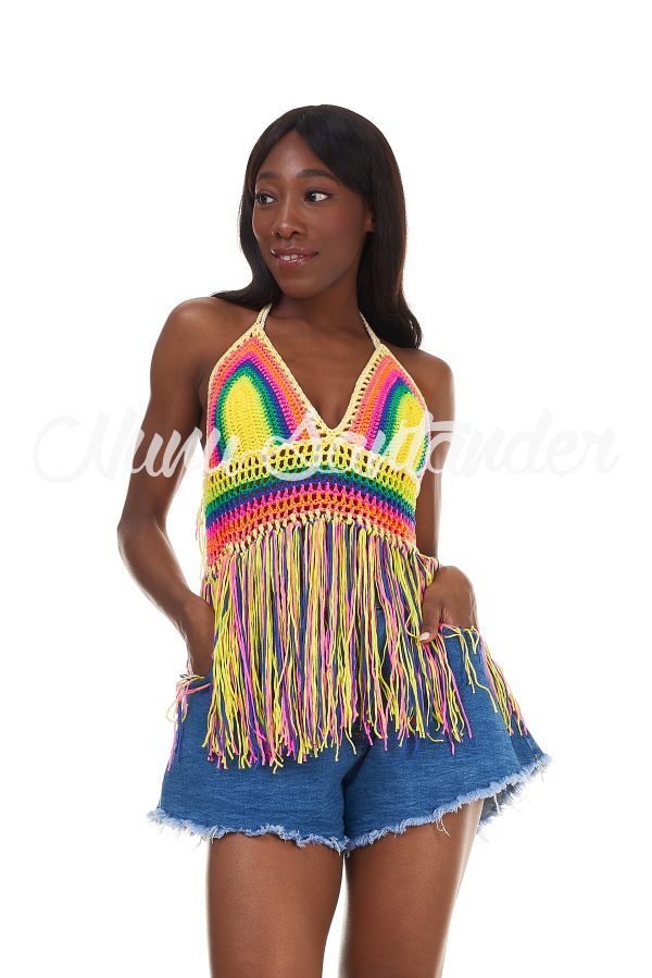 Top corto de crochet multicolor. Trae tirantes para anudar al cuello y escote de pico. Detalle de caída decorada con flecos.
