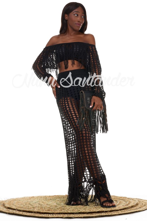 Conjunto de top y falda de crochet. La parte de arriba trae manga larga y elásticos en el escote y en los puños