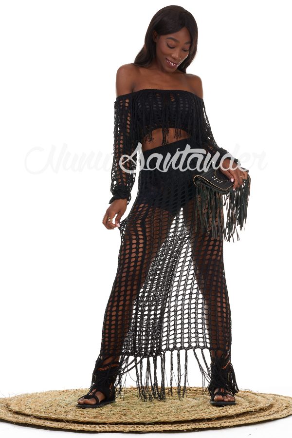 Conjunto de top y falda de crochet. La parte de arriba trae manga larga y elásticos en el escote y en los puños