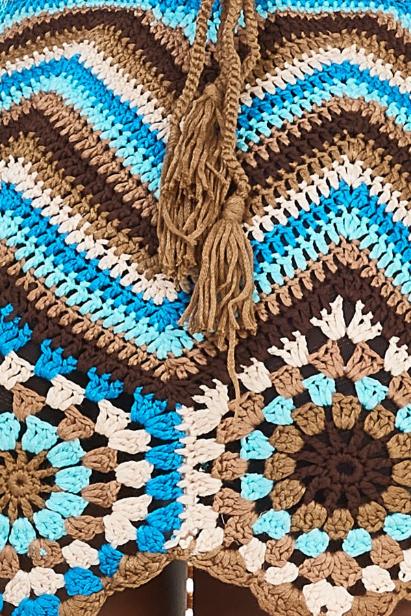 Top corto de crochet multicolor. Trae tirantes para anudar al cuello y escote de pico. Detalle de acabado en volante.