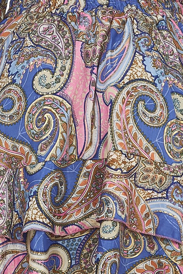 Vestido de seda con escote mexicano y estampado paisley. Trae elástico estilo nido de abeja en el cuerpo, manga larga trompeta