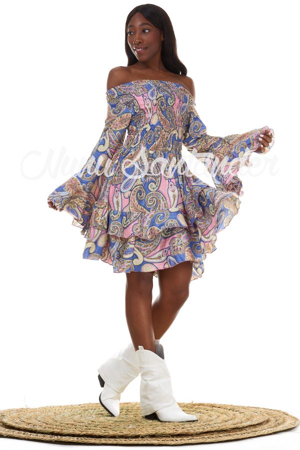 Vestido de seda con escote mexicano y estampado paisley. Trae elástico estilo nido de abeja en el cuerpo, manga larga trompeta