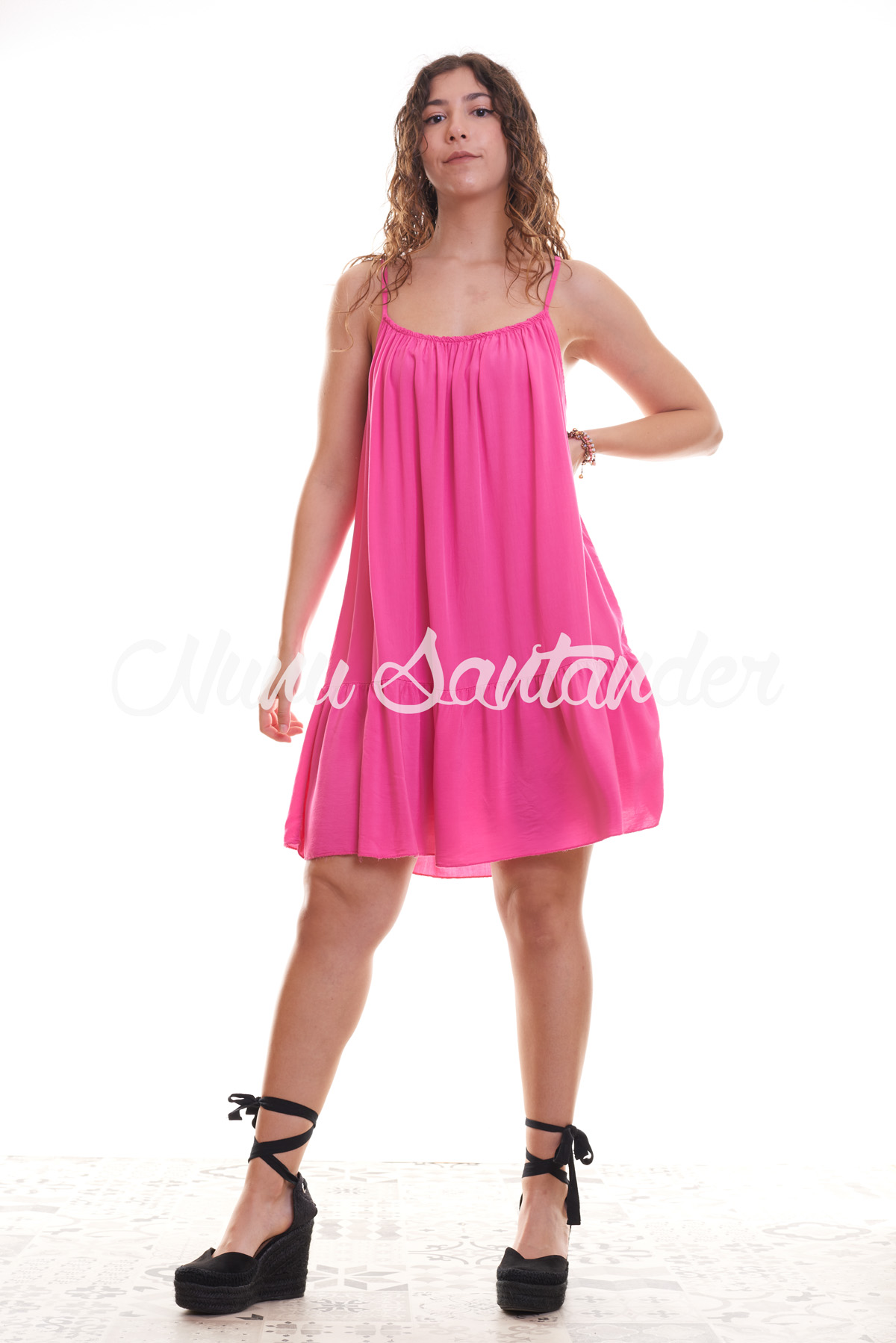 Vestido Monico Vestido corto elástico. Trae tirantes finos, elástico en el escote redondo y detalle de volante en la parte inferior.
