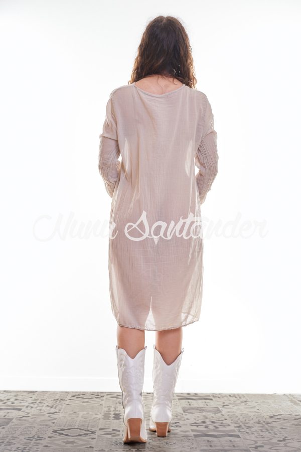 Vestido largo 100% algodón. Trae manga larga con fruncidos elásticos y cuello redondo.
