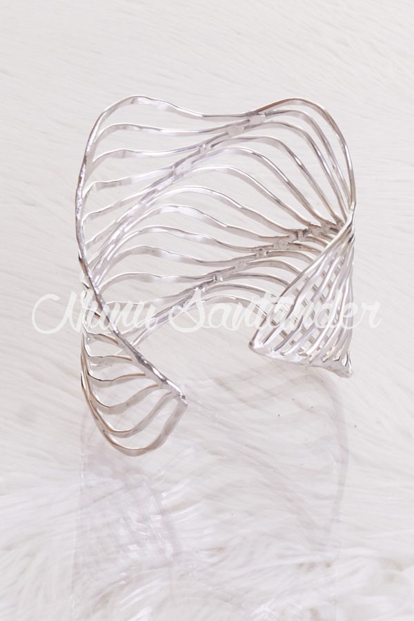 Brazalete ajustable. Detalle de bandas onduladas. Ideal para todos nuestros Outfits Boho Chic.