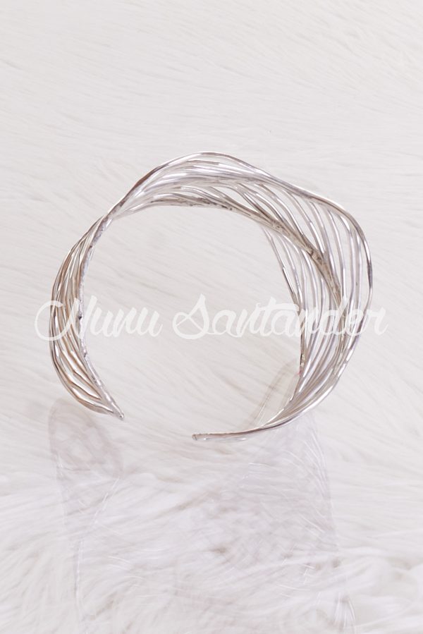 Brazalete ajustable. Detalle de bandas onduladas. Ideal para todos nuestros Outfits Boho Chic.