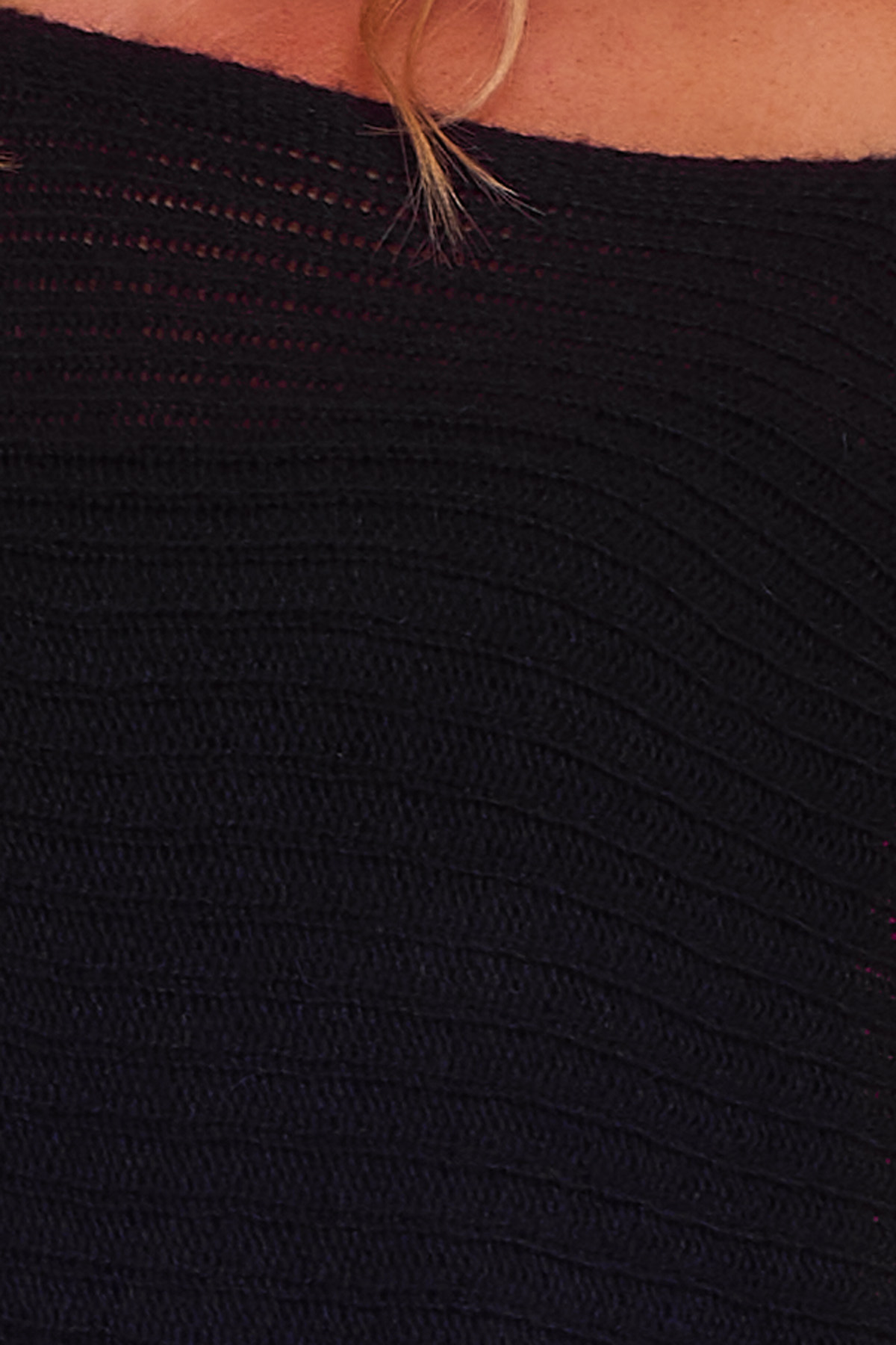 Vestido Corto/ Jersey KinKon Negro Un vestido corto que es elástico de estilo oversize que tiene corte asimétrico. Es de tela extremadamente suave y agradable al tacto.