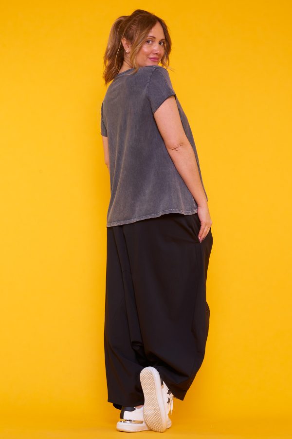Blusa Abigail: blusa elástica de algodón con escote en pico, botones decorativos y tejido ligero. Comodidad y estilo para cualquier ocasión.