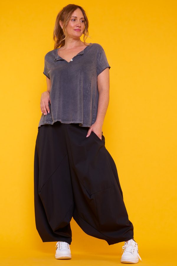Blusa Abigail: blusa elástica de algodón con escote en pico, botones decorativos y tejido ligero. Comodidad y estilo para cualquier ocasión.