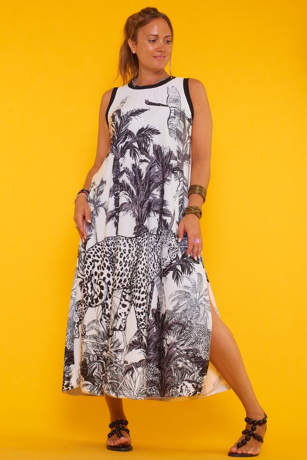 Un vestido largo elástico sin mangas que tiene una apertura decorativa en la parte inferior y un estampado creativo que cubre toda la prenda.