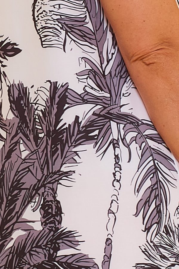 Un vestido largo elástico sin mangas que tiene una apertura decorativa en la parte inferior y un estampado creativo que cubre toda la prenda.