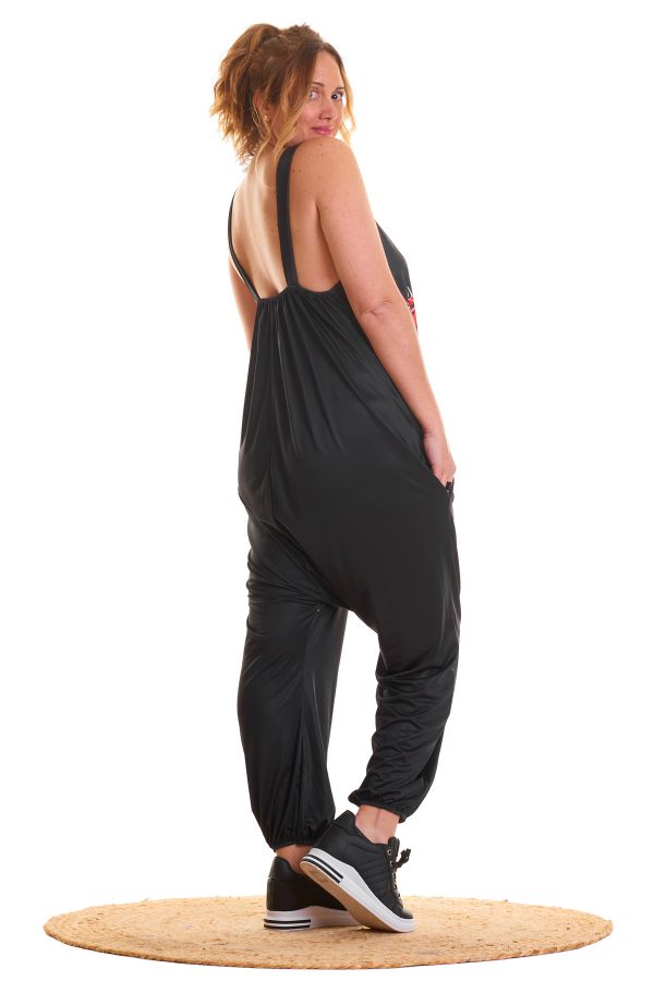 Mono Peli: mono elástico de punto frío con bolsillos laterales, ajuste cómodo y goma en el cuello y piernas. Diseño fresco, ligero y versátil.