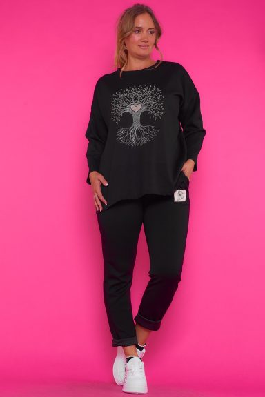 Un pantalón elástico que tiene una etiqueta en la parte frontal, dos bolsillos laterales y una goma elástica en la cintura con cordones.