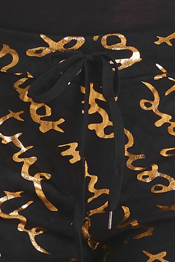 Pantalón Doty: pantalón elástico con detalles dorados brillantes, bolsillos funcionales y cintura ajustable. Diseño moderno, cómodo y sofisticado.