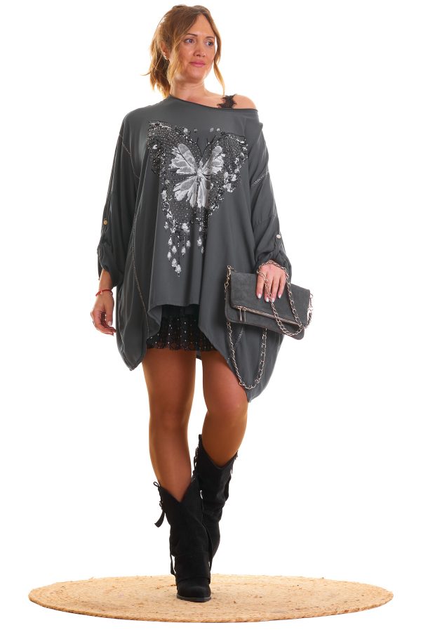 Blusa Butterfly: blusa oversize asimétrica con picos laterales, strass brillante y detalles en tejido lurex. Ligera, moderna y perfecta para un look sofisticado.