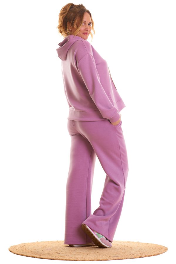Sudadera Utiel: sudadera elástica con capucha regulable, aperturas laterales y tejido ultra suave. Diseño moderno, cómodo y versátil para el día a día.
