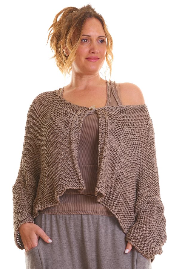 Chaqueta calada Sildela: diseño elástico con manga murciélago, cierre de botón y corte asimétrico. Ligera, moderna y perfecta para cualquier look.