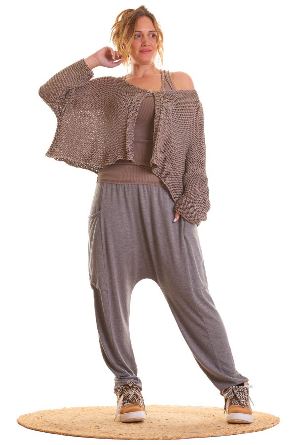 Chaqueta calada Sildela: diseño elástico con manga murciélago, cierre de botón y corte asimétrico. Ligera, moderna y perfecta para cualquier look.