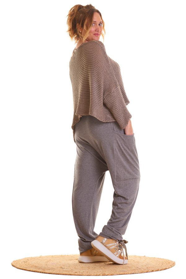 Chaqueta calada Sildela: diseño elástico con manga murciélago, cierre de botón y corte asimétrico. Ligera, moderna y perfecta para cualquier look.