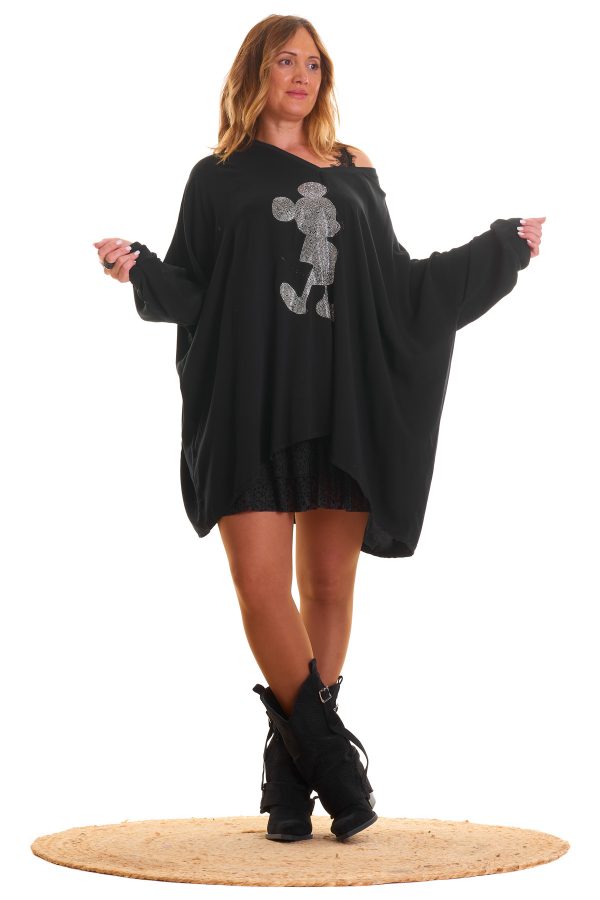 Blusa Pascual: blusa oversize con cuello en pico, estampado de Mickey Mouse en strass y mangas arremangables. Ligera, moderna y perfecta para un look casual con estilo.